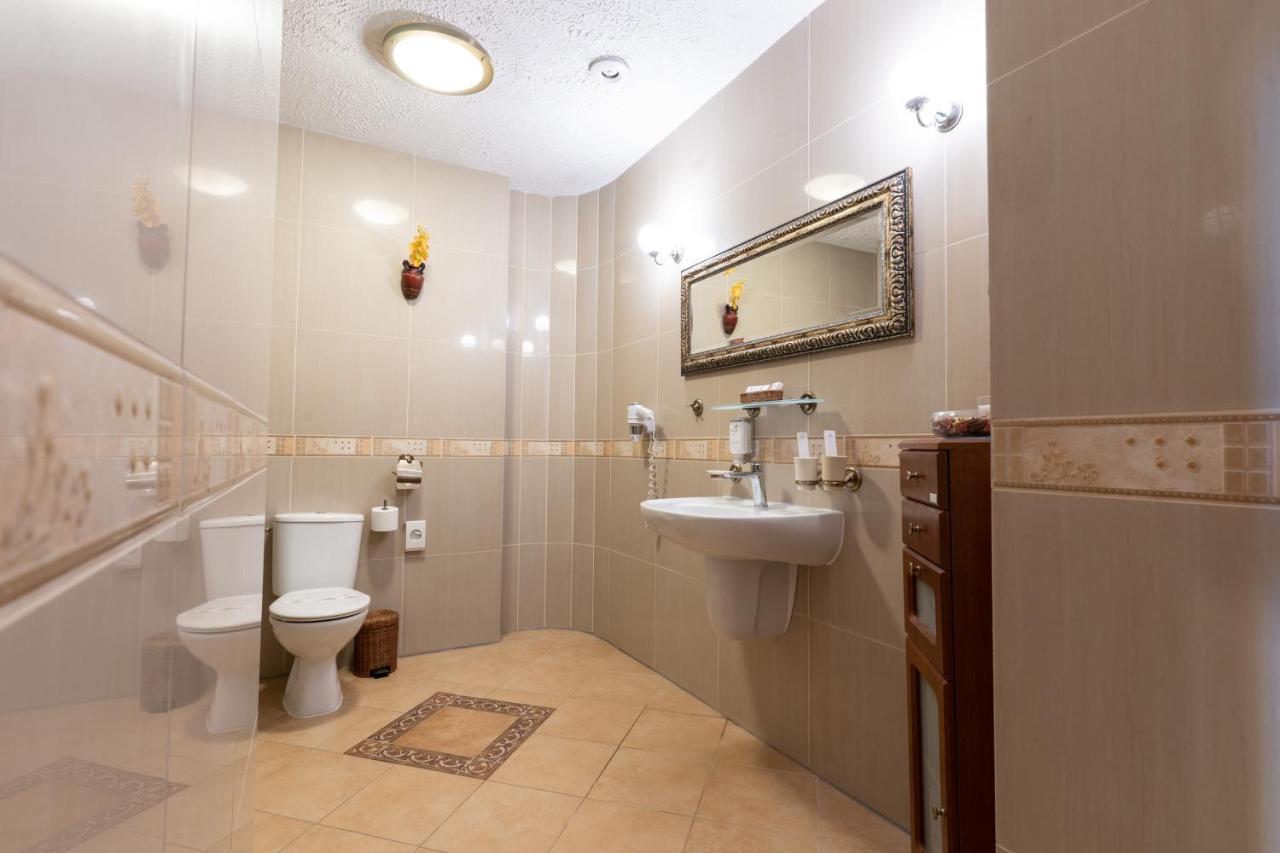 Hotel Trylogia Zielonka  Kültér fotó